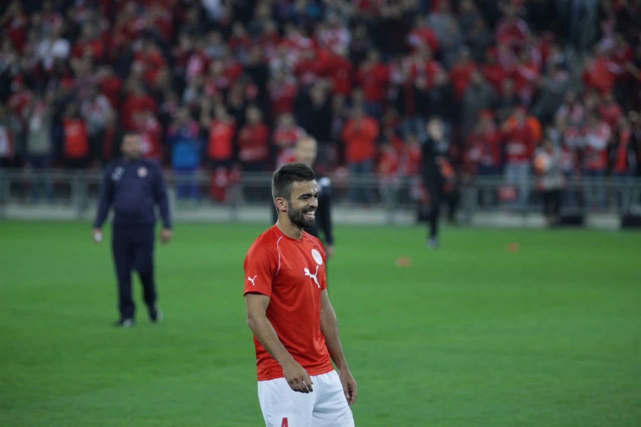 מיגל ויטור בחימום לפני המשחק עם מכבי תל אביב. הועדף על פני וויליאם סווארס (צילום: אסף חיימוביץ')